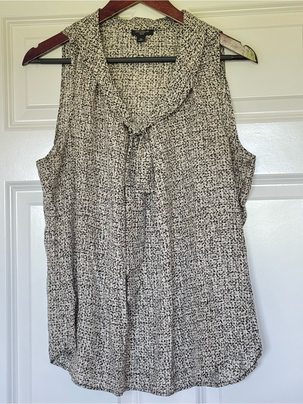 Ann Taylor Black & Cream Sleeveless Tie-Neck Blouse